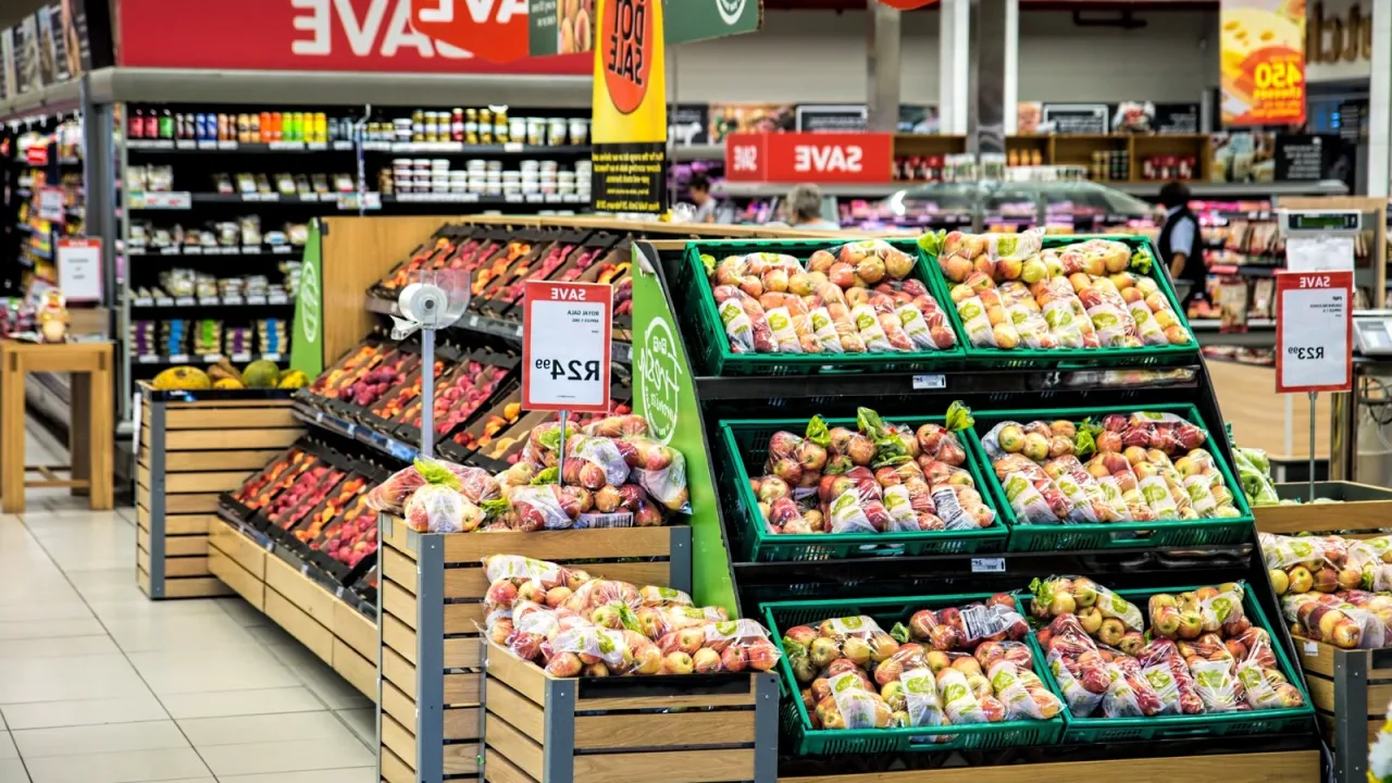 Market rafında temizlik ekipmanları